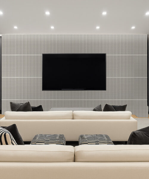 Slatwall Perla 43/64” (17Mm) 3D Acoustic Cork Wall Panels (Wswp17) Modern Living Room Featuring Slatwall Perla Cork Wall Panels Behind A Flat-Screen Tv, Adding Sound Insulation And Contemporary Design.
