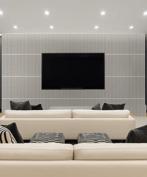 Slatwall Perla 43/64” (17Mm) 3D Acoustic Cork Wall Panels (Wswp17) Modern Living Room Featuring Slatwall Perla Cork Wall Panels Behind A Flat-Screen Tv, Adding Sound Insulation And Contemporary Design.